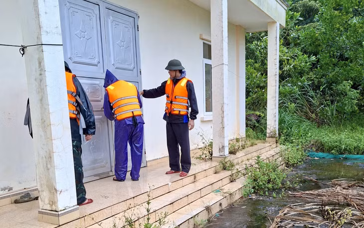 Xã Đầm Hà chủ động rà soát nhà yếu, nhà thiếu kiên cố, thực hiện phương án di dời người dân đến nhà văn hóa, trường học hoặc các hộ dân có nhà kiên cố khi bão đổ bộ.