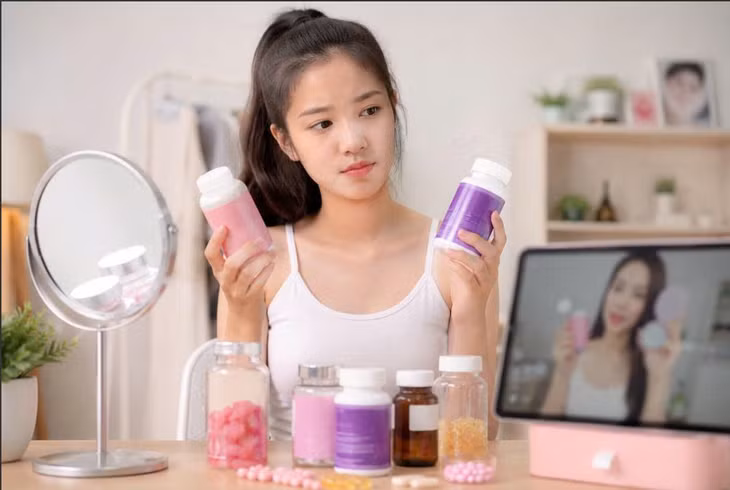 Thực phẩm chức năng làm đẹp như collagen, biotin đang được nhiều thanh thiếu niên quan tâm, nhưng không phải ai cũng cần bổ sung và nên sử dụng theo tư vấn của nhân viên y tế khi cần thiết.
