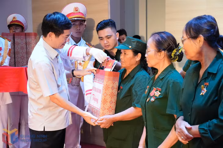 Đồng chí Vũ Quyết Tiến, Phó Bí thư Tỉnh ủy, Chủ tịch Ủy ban MTTQ tỉnh thăm, tặng quà cho các nữ thanh niên xung phong có hoàn cảnh khó khăn.&nbsp;
