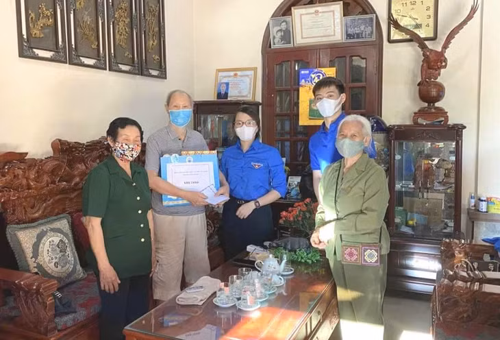 Tuổi trẻ phường Uông Bí thăm hỏi tặng quà các cựu TNXP trên địa bàn. Ảnh tư liệu