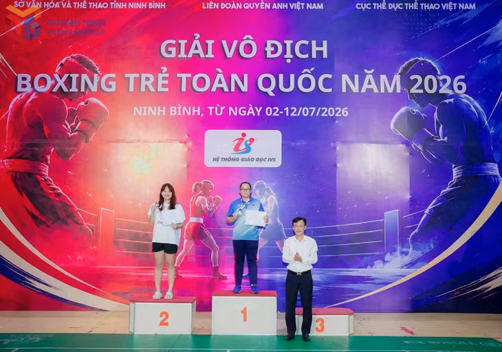 VĐV Đinh Quỳnh Chi (bục số 1) giành HCV ở hạng cân 81kg nữ.