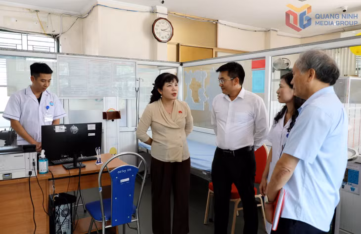 Đoàn ĐBQH khảo sát cơ sở vật chất tại Trạm Y tế phường Cẩm Phả.