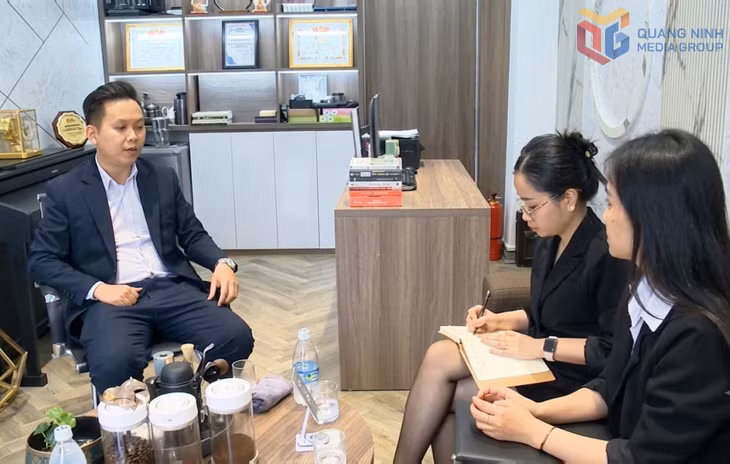 Anh Ngô Bá Sơn Tùng, Giám đốc Công ty CP Giải pháp công nghệ số ATH trao đổi công việc cùng nhân viên công ty.