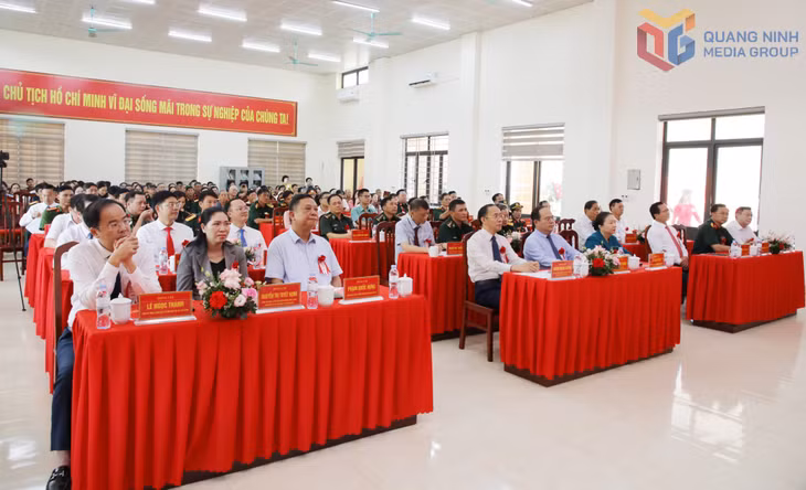 Các đại biểu dự buổi lễ.