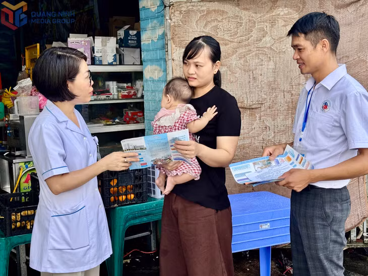 Nhân viên y tế Trạm Y tế xã Quảng Tân tuyên truyền, vận động nhân dân đưa trẻ đi khám sàng lọc miễn phí.
