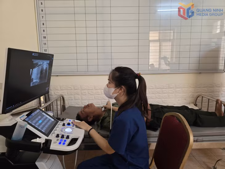 Khám sức khoẻ cho người lao động tại Công ty Than Hòn Gai.