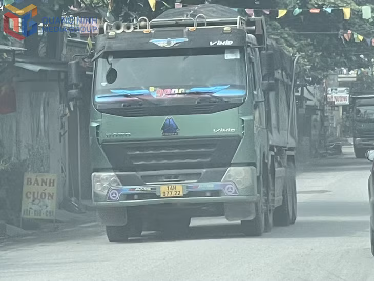 Nhiều xe tải nặng vẫn chở hàng cao hơn nóc xe lưu thông trong các khu dân cư. Ảnh chụp tại phường Hoàng Quế, ngày 12/6/2026.