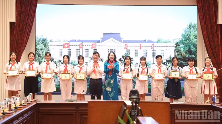 Phó Chủ tịch nước Võ Thị Ánh Xuân trao quà tặng các em thiếu nhi.