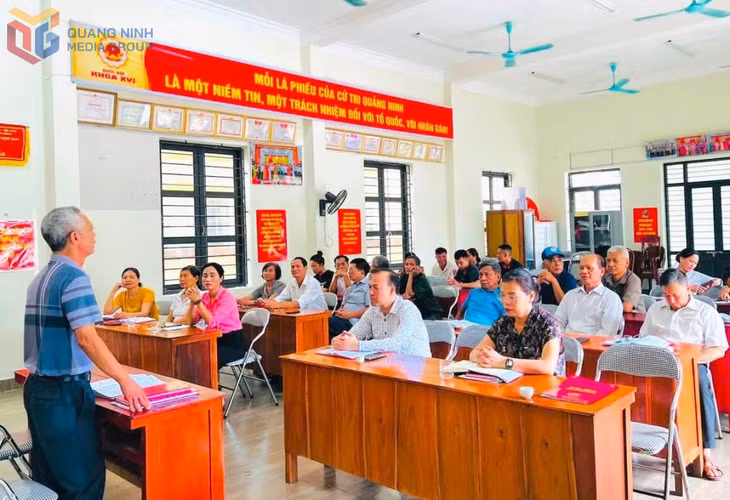 Để bảo đảm sự thống nhất trong chỉ đạo, Ban Thường vụ Đảng ủy phường Yên Tử phân công các đồng chí lãnh đạo Đảng ủy, HĐND, UBND, Ủy ban MTTQ, cùng trưởng, phó các phòng, ban trực tiếp dự sinh hoạt chi bộ tại từng khu dân cư.