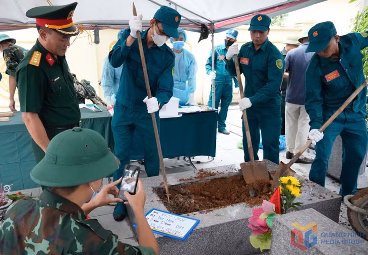 Các lực lượng quân sự, y tế phối hợp chặt chẽ trong quá trình thực hiện khai quật, lấy mẫu hài cốt tại Nghĩa trang liệt sĩ Việt Hưng.