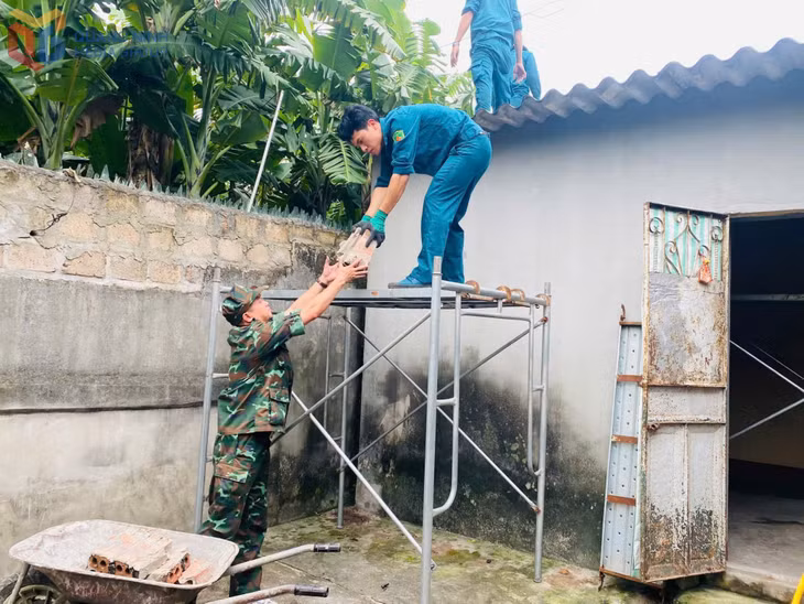 Ban Chỉ huy Quân sự phường Đông Triều hỗ trợ sửa chữa nhà ở cho gia đình bà Nguyễn Thị Hường, là gia đình chính sách có người hoạt động kháng chiến bị nhiễm chất độc hóa học.