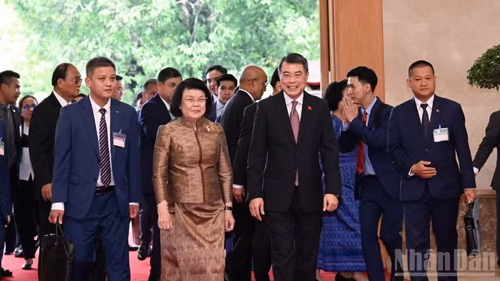 Thủ tướng Chính phủ Lê Minh Hưng chào đón Chủ tịch Quốc hội Campuchia Samdech Khuon Sudary tại sảnh Trụ sở Chính phủ. (Ảnh: TRẦN HẢI)