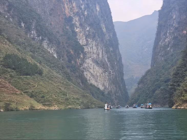 Sông Nho Quế ở tỉnh nào? Khám phá viên ngọc xanh trên miền đá xám ảnh 2 Sông Nho Quế ở tỉnh nào? Khám phá viên ngọc xanh trên miền đá xám ảnh 2
