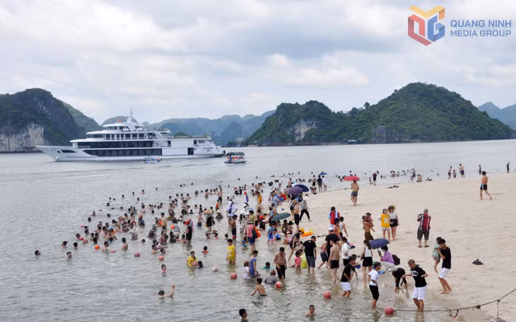 Bãi tắm Ti-Tốp thường rơi vào tình trạng quá tải cục bộ những dịp cao điểm.