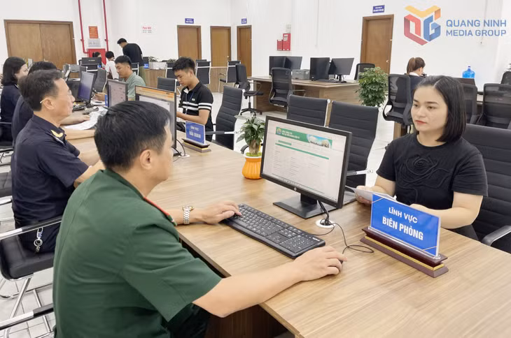 Cán bộ Đồn BPCK quốc tế Móng Cái thực hiện tiếp dân tại bộ phận tiếp nhận, giải quyết thủ tục hành chính tập trung khu vực Bắc Luân 2.