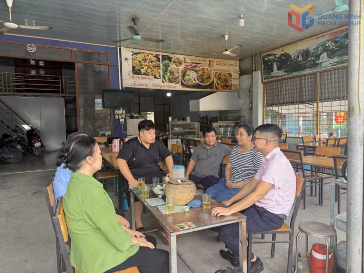 Em Nguyễn Lưu Đức Cường (áo đen), sinh viên Trường Đại học Hạ Long, được tiếp cận nguồn vốn vay ưu đãi dành cho học sinh, sinh viên có hoàn cảnh khó khăn từ Ngân hàng Chính sách xã hội.