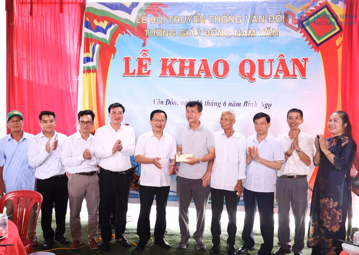 Các đồng chí lãnh đạo đặc khu thăm, động viên 2 giáp Văn - Võ trong dịp lễ khao quân.
