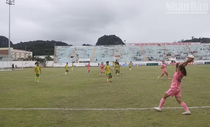 Một pha ném biên dành cho các cầu thủ đội Hà Nội bên phía sân đội chủ nhà Sơn La.