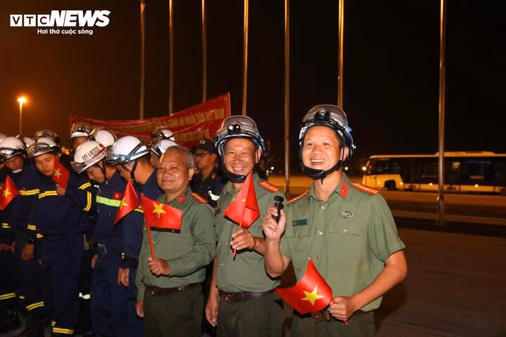 Đây là lần thứ ba Việt Nam đưa lực lượng, phương tiện ra nước ngoài thực hiện nhiệm vụ hỗ trợ nhân đạo, cứu trợ thảm họa. Trong số này, nhiều cán bộ từng tham gia hỗ trợ người dân Thổ Nhĩ Kỳ, Myanmar khắc phục thảm họa động đất năm 2023 và năm 2025.