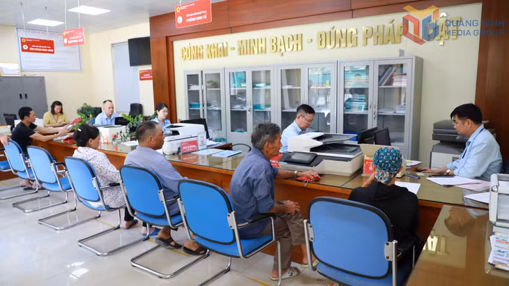 Người dân đến giải quyết TTHC tại Trung tâm Phục vụ hành chính công xã Quảng Đức.