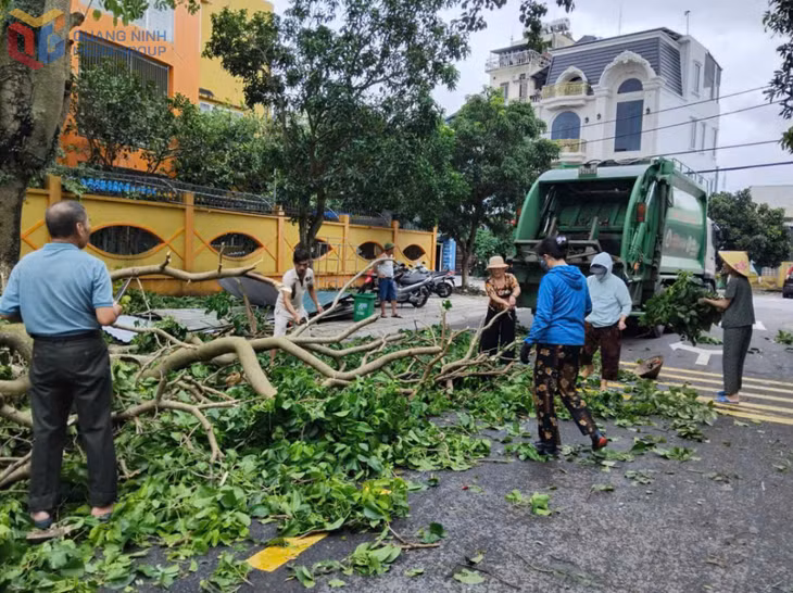 Chính quyền và người dân địa phương chung tay dọn dẹp, vệ sinh môi trường sau bão.