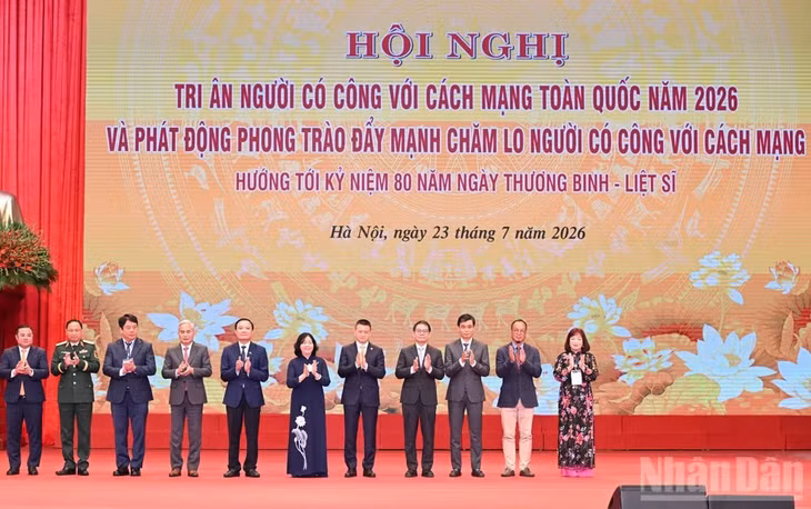 Đại diện lãnh đạo các tập đoàn lớn trao quà ủng hộ Phong trào đẩy mạnh chăm lo người có công với cách mạng hướng tới kỷ niệm 80 năm Ngày Thương binh-Liệt sĩ. (Ảnh: TRẦN HẢI)