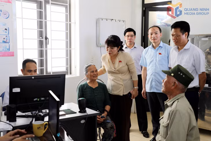 Đoàn ĐBQH tỉnh khảo sát công tác thăm khám sức khỏe ban đầu cho nhân dân tại Trạm Y tế phường Hiệp Hòa.