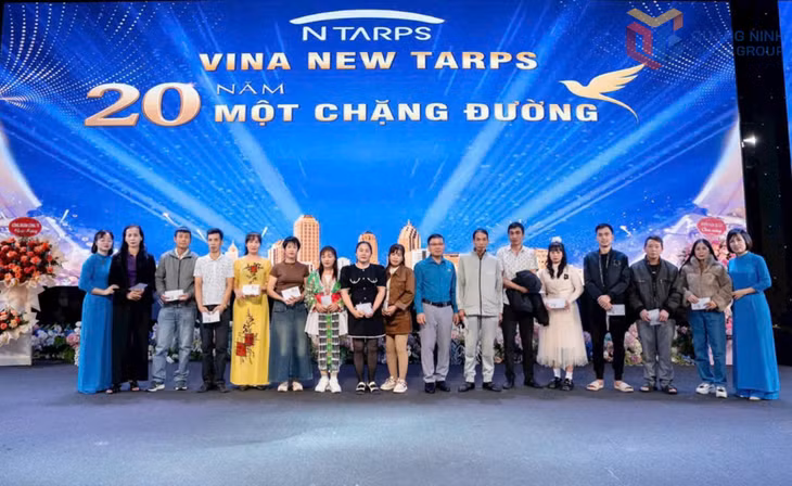 Chị Giang (ngoài cùng, bên phải) cùng ban lãnh đạo công ty tặng quà cho công nhân có hoàn cảnh khó khăn dịp 20 năm kỷ niệm ngày thành lập công ty, tháng 12/2025.