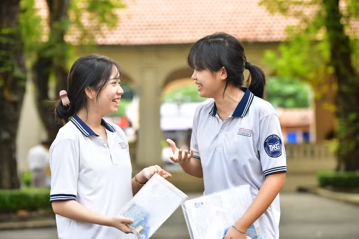Thí sinh dự thi tốt nghiệp tại điểm thi THPT chuyên Lê Hồng Phong, TP.HCM - Ảnh: DUYÊN PHAN