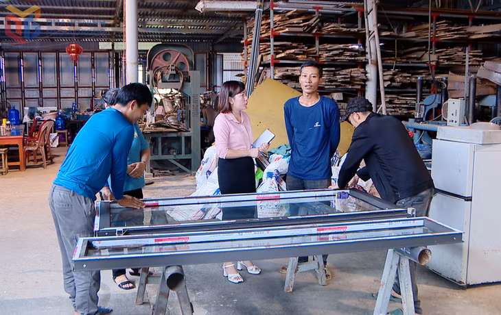 Anh Bùi Văn Huy, khu 1, phường Móng Cái 3 tạo việc làm cho nhiều lao động địa phương.