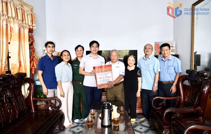 Các ban, ngành, đoàn thể của tỉnh và phường Uông Bí tổ chức các đoàn thăm, tặng quà người có công nhân dịp kỷ niệm 79 năm Ngày Thương binh - Liệt sĩ.