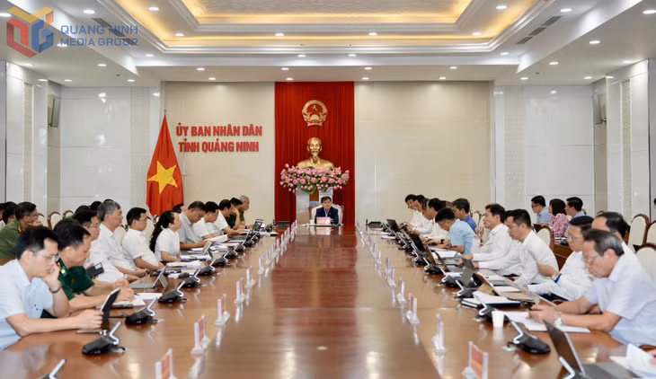 Đồng chí Bùi Văn Khắng, Phó Bí thư Tỉnh ủy, Chủ tịch UBND tỉnh, Trưởng Ban Chỉ đạo Phát triển khoa học, công nghệ, đổi mới sáng tạo, chuyển đổi số tỉnh, chủ trì Hội nghị sơ kết 6 tháng đầu năm thực hiện Nghị quyết số 57-NQ/TW của Bộ Chính trị.