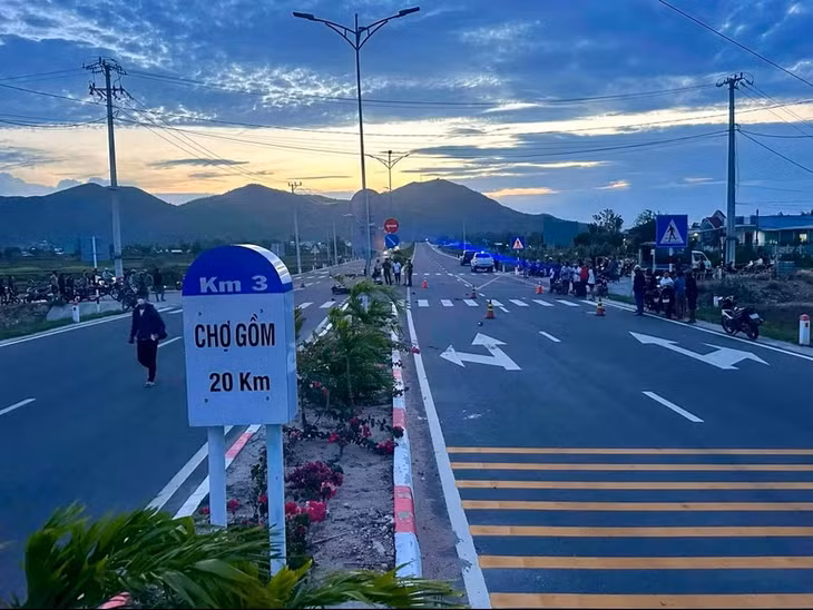 Hiện trường vụ tai nạn trên tỉnh lộ 639 đoạn qua xã Đề Gi vào chiều 14-7. Ảnh: Nguyễn Thanh