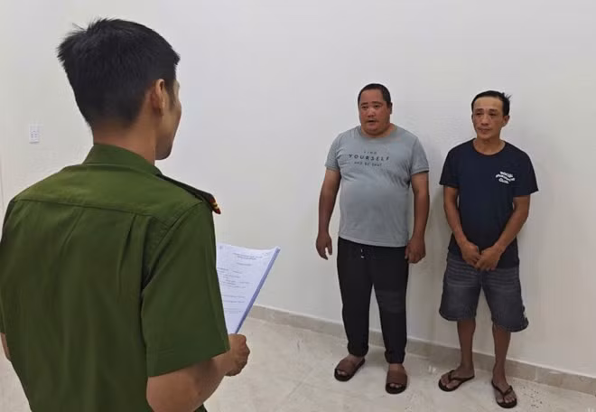 Tạm giữ các đối tượng trong đường dây cá độ bóng đá tại Đà Nẵng. Ảnh: Công an Đà Nẵng cung cấp