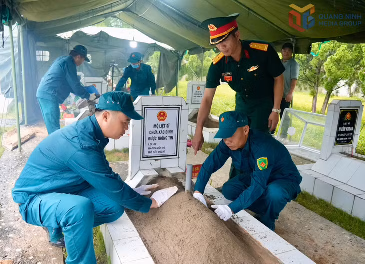 Cán bộ chiến Ban CHQS xã Ba Chẽ thực hiện cẩn trọng, tỷ mỉ hoàn nguyên các phần mộ liệt sĩ còn thiếu thông tin sau khi hoàn thành lấy mẫu.
