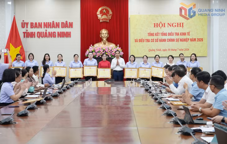 Đồng chí Vũ Văn Diện, Phó Chủ tịch Thường trực UBND tỉnh trao Bằng khen của UBND tỉnh cho cá nhân có thành tích xuất sắc trong công tác triển khai thực hiện tổng điều tra kinh tế năm 2026.