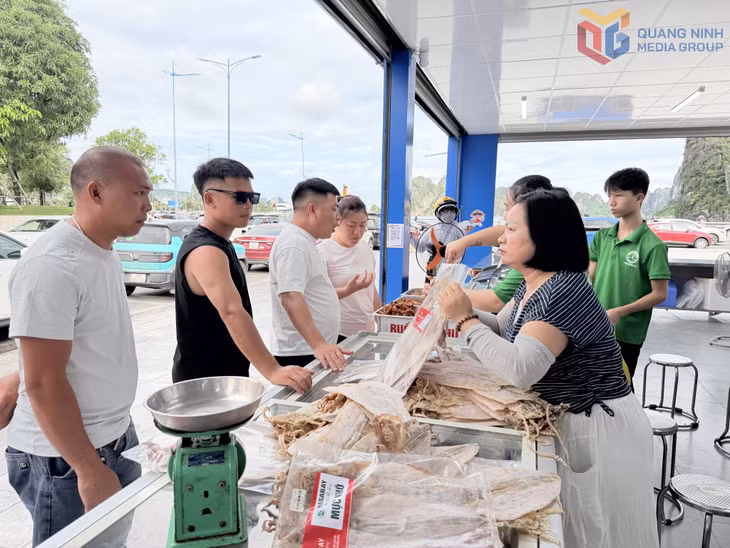 Đông đảo khách du lịch đến gian hàng chuyển đổi số chợ Hạ Long 1 để mua sắm.