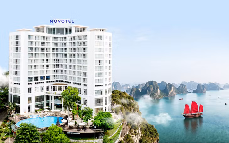 Khách sạn 5 sao Novotel Ha Long Bay toạ lạc đắc địa tại trung tâm Bãi Cháy.