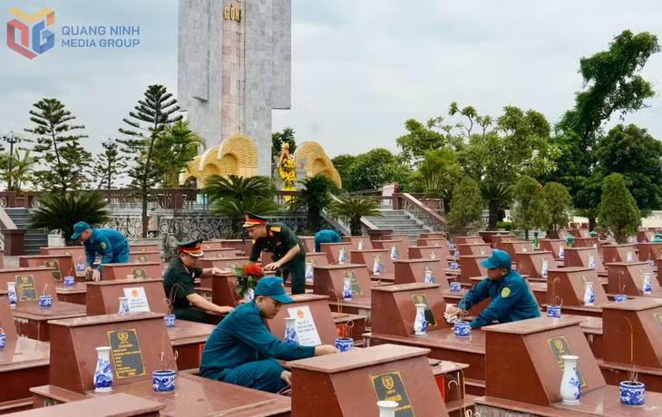 Đông đảo cán bộ, chiến sĩ LLVT phường Hiệp Hoà được huy động tham gia hoàn nguyên các phần mộ liệt sĩ còn thiếu thông tin sau khi hoàn thành lấy mẫu.&nbsp;Ảnh: Trúc Linh