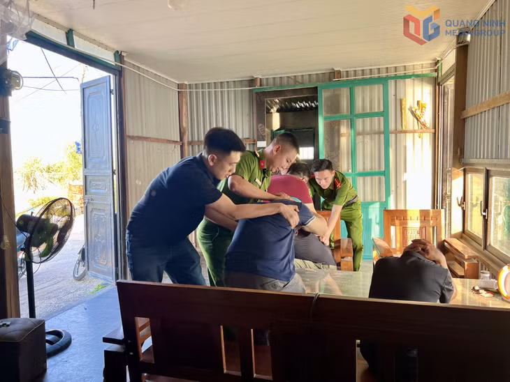 Lực lượng công an bắt quả tang nhóm tội phạm tổ chức sử dụng trái phép chất ma túy trên địa bàn phường Việt Hưng.