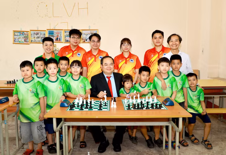 Đồng chí Bí thư Tỉnh ủy giao lưu, chụp ảnh lưu niệm với thầy trò lớp năng khiếu cờ vua tại Trường Trung cấp Nghệ thuật và Thể thao Quảng Ninh.