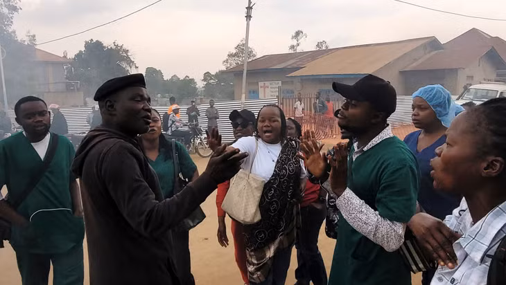 Nhân viên y tế tham gia ứng phó với dịch Ebola đình công tại thành phố Bunia, CHDC Congo, để phản đối tình trạng chậm trả lương. Ảnh: AP 