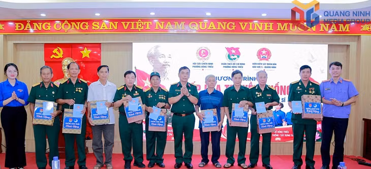 Hội CCB phường Đông Triều, Đoàn Thanh niên phường Đông Triều và Chi đoàn Thanh niên Viện Kiểm sát khu vực 5 tặng quà cho đối tượng chính sách, người có công trên địa bàn phường, tháng 7/2026.