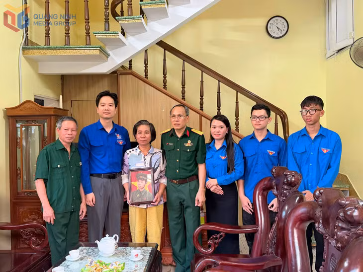  Ban Thường vụ Tỉnh đoàn đã trao tặng bức ảnh phục dựng tới gia đình liệt sĩ Lê Thanh Hồng (phường Cao Xanh).