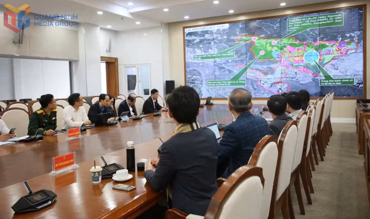 Thành viên Hội đồng tư vấn cấp tỉnh về KHCN, đổi mới sáng tạo và chuyển đổi số nghe báo cáo, cho ý kiến về Đề án thí điểm Khu kinh tế số và tri thức tự do Quảng Ninh.