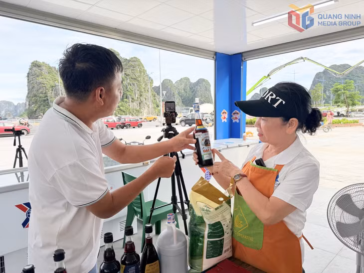 Bà Bùi Song Yên, nhân viên gian hàng OCOP chợ Hạ Long 1 livestream giới thiệu sản phẩm.