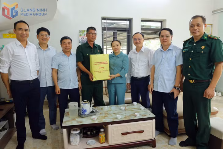 Đồng chí Vi Ngọc Bích, Ủy viên BTV Tỉnh ủy, Trưởng ban Tổ chức Tỉnh ủy tặng quà cho thương binh Lương Ngọc Thăng (thôn Đồng Văn, xã Hoành Mô) tháng 7/2026.