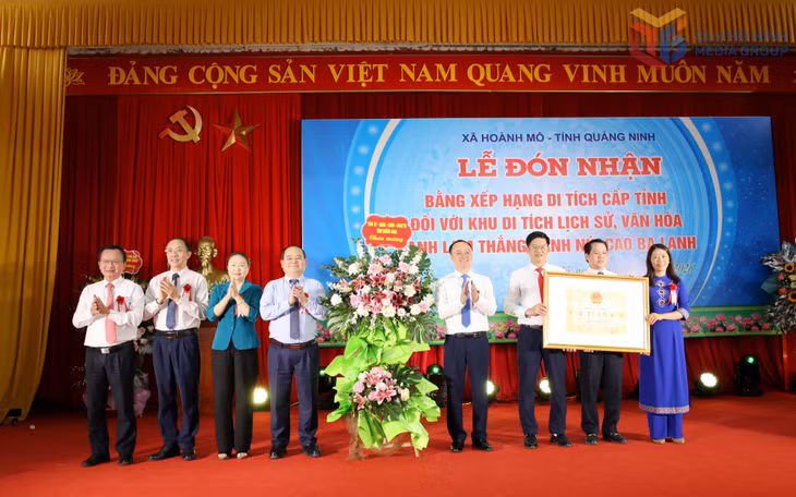Đồng chí Bí thư Tỉnh ủy và Ủy viên BTV Tỉnh ủy tặng lẵng hoa của Tỉnh ủy, HĐND, UBND, Ủy ban MTTQ tỉnh tặng hoa chúc mừng xã Hoành Mô.