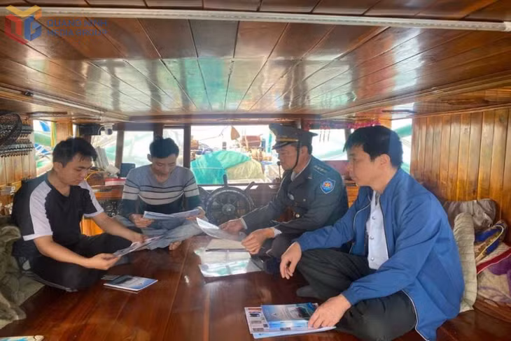 Lực lượng Kiểm ngư Quảng Ninh tuyên truyền pháp luật về khai thác thuỷ sản cho bà con ngư dân Vân Đồn.