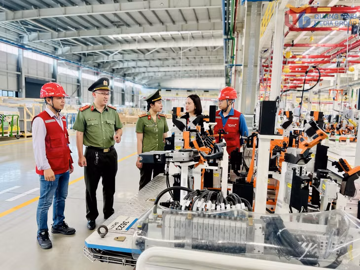 Lực lượng an ninh kinh tế nắm bắt tình đảm bảo an ninh, an toàn tại Nhà máy ô tô Thành Công Việt Hưng.